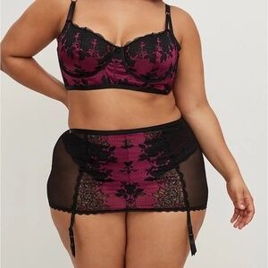 Torrid Two Tone Lace Garter Skirt sz 00 or 10